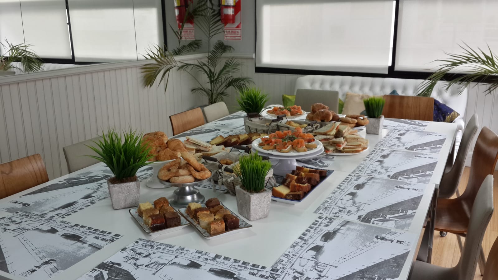 Interior del restaurante Chef León con mesa preparada para eventos